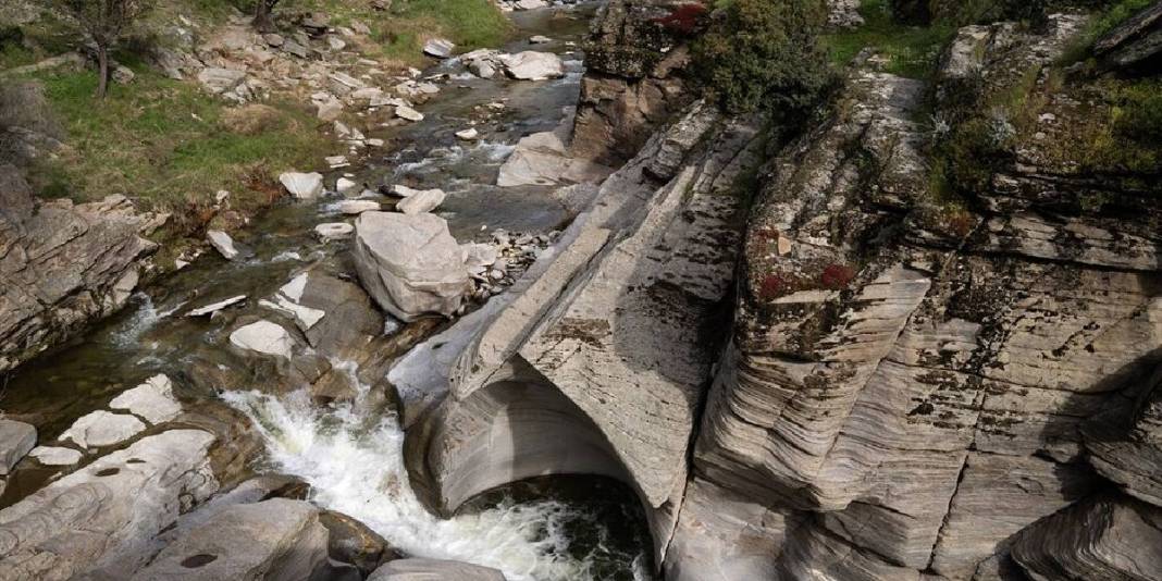 Doğanın suyla şekillenen sanat eseri: Bu yaz herkes akın edecek 8